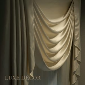 2. สีและเนื้อผ้าของม่าน เชื่อว่าใครๆ ก็ต้องการผ้าม่านหรู ดูดีมีสไตล์และกลมกลืนไปกับการตกแต่งภายใน โดยเนื้อผ้าแต่ละชนิดจะมอบความรู้สึกที่แตกต่างกันออกไป อาทิ ผ้าฝ้าย (Cotton) นั้นมีความหนาที่พอเหมาะ ทำให้อากาศถ่ายเทและดูแลง่าย ส่วนผ้าไหม (Silk) นั้นมีความสวยหรู ดูดีมีระดับ แต่อาจต้องระวังเรื่องรอยด่างหรือโดนแดดแรงเกินไป เพราะจะทำให้เนื้อผ้าเสียหายได้ สำหรับห้องไหนที่มีความร้อนสูง เพราะโดนแดดจัดก็อาจใช้เป็นผ้าม่านกันแสง (BLACKOUT หรือ DIMOUT) เพื่อลดปริมาณแสงและรังสียูวีที่เข้ามาในบ้าน แถมยังสามารถกันลมหนาวได้อีกด้วย ในส่วนของสีผ้าม่านนั้น ถ้าไม่อยากให้ม่านดูกินพื้นที่ แนะนำให้เลือกสีม่านให้เข้ากันกับผนัง เพื่อให้ไม่เกิดความ Contrast หรือเป็นสีกลางๆ เช่น เทาหรือขาว ก็จะเข้ากับห้องได้หลายรูปแบบ หรือหากใครที่ต้องการสีมงคลก็สามารถเลือกได้เช่นกัน