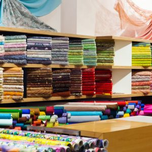 ในบางครั้งการเลือกซื้อผ้าม่านอาจเป็นเรื่องง่าย แต่ก็มีหลายๆ ครั้งที่บางท่านอาจต้องพบกับคำถามหนึ่งที่กวนใจอยู่เสมอคือ “จะเลือกผ้าม่านสำเร็จรูปหรือผ้าม่านสั่งตัดดี” เนื่องจากผ้าม่านทั้งสองแบบนี้มีข้อดีที่ตอบโจทย์แตกต่างกันออกไป และแต่ละบ้านก็มีความต้องการที่ไม่เหมือนกันด้วย ดังนั้น LUXE DÉCOR ขอมาแนะนำข้อดีของผ้าม่านสําเร็จรูปและผ้าม่านสั่งตัด ช่วยให้ท่านสามารถนำไปพิจารณาในการซื้อผ้าม่านได้นั่นเอง